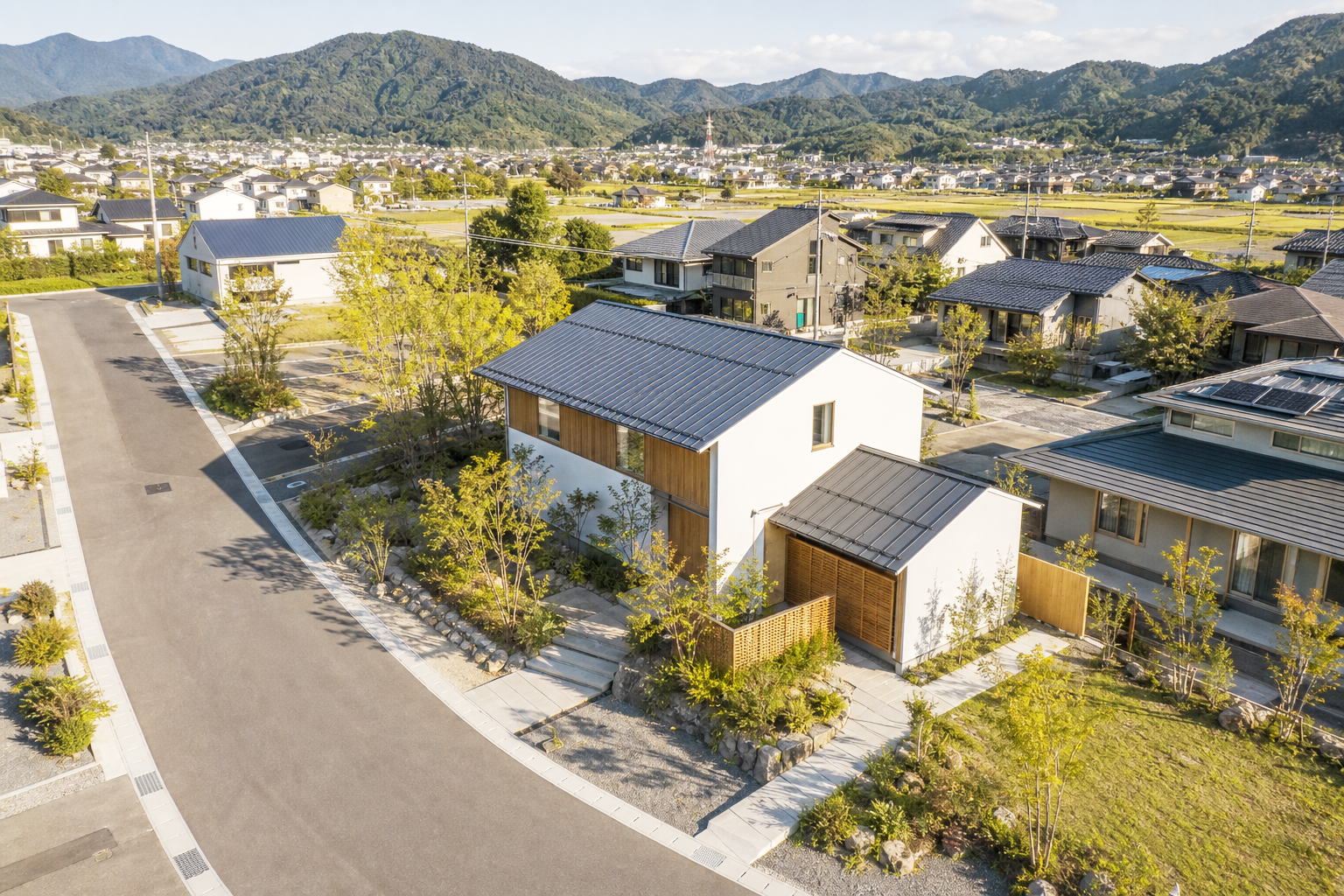 大分の住宅街に建つ注文住宅をドローンで空撮した建築写真