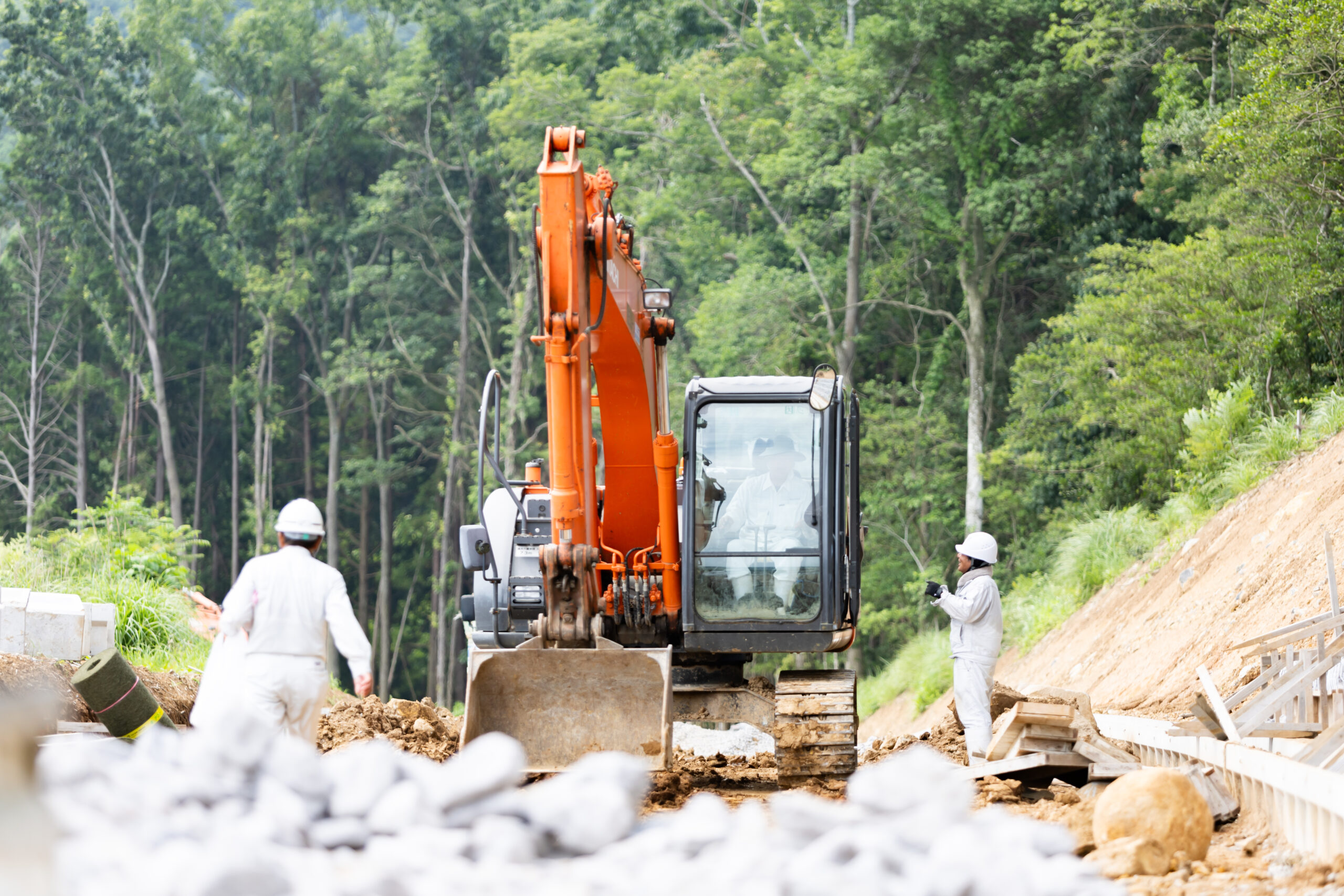 大分の建設現場で重機と作業スタッフを撮影した仕事風景